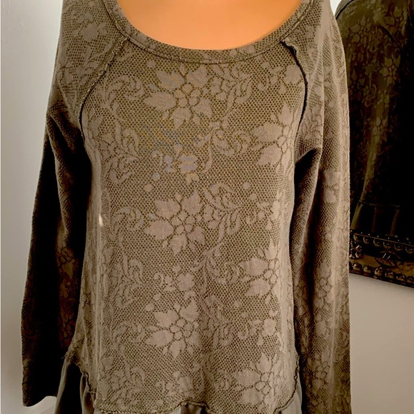 TOP PATTERN SWEATSHIRT FABRIC RUFFLE AVOCADO GREEN.  SIZE S//M - Picture 1 of 6